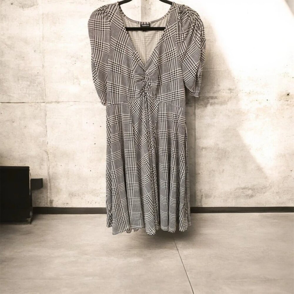 Torrid Plus Size black & White Houndstooth Puff Sleeves dress